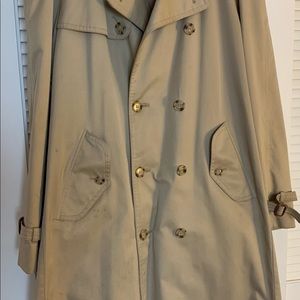 Lined classic trench coat with removable wool lining. 42-44L